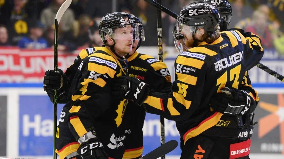 Samma sak. Skellefteås Tim Heed uppvaktas efter 1-0 målet under semifinal tre i bäst av sju i SM-slutspelet i SHL mellan Skellefteå AIK och Växjö Lakers i Skellefteå Kraft Arena.
