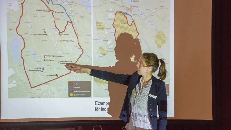 Informerade. På måndagen informerade Försvarsmakten om förändringar som föreslås gällande Arvidsjaurs övnings- och skjutfält. Katarina Trygg från Försvarsmaktens Miljöprövningsenhet pekar här på de förändringar som finns föreslagna.