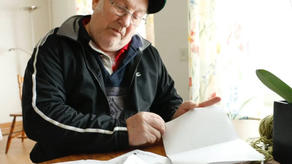 Dyrare. Karl-Henry Johansson bläddrar i papperen. ”Jag förstår inte hur hyran kan bli dyrare i en mindre lägenhet på landsbygden”, säger han.