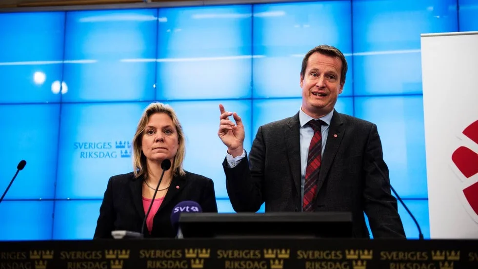 Prioriteringar. Regeringen väljer höjd a-kassa och bortagen parentes i sjukförsäkringen framför satsningar på polisen.