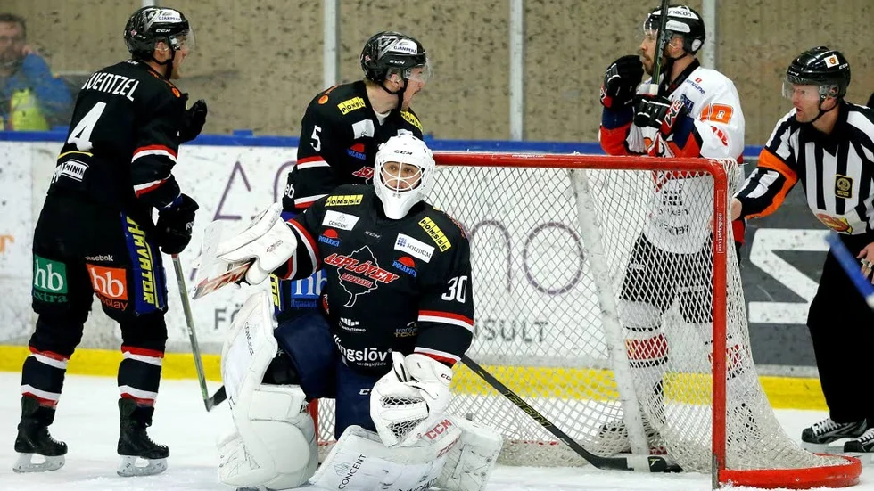 Lämnade. Sebastian Idoff hade en tung dag i målet när Asplöven gästande Rögle. Fyra mål släppte han förbi sig innan Samuel Ward fick ta över.