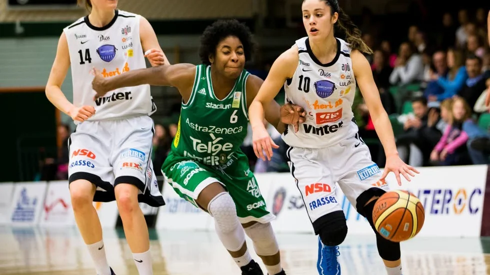 Josefin Vesterberg till vänster.