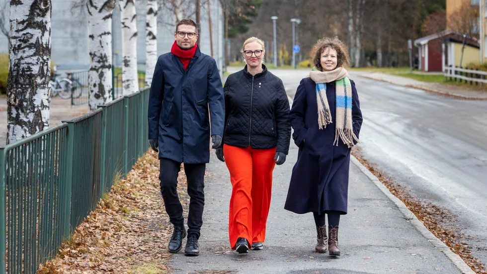 Mattias Karvonen (V), Carina Sammeli (S) och Evelina Rydeker (MP) gör gemensam sak och bildar rödgrönt styre i Luleå.