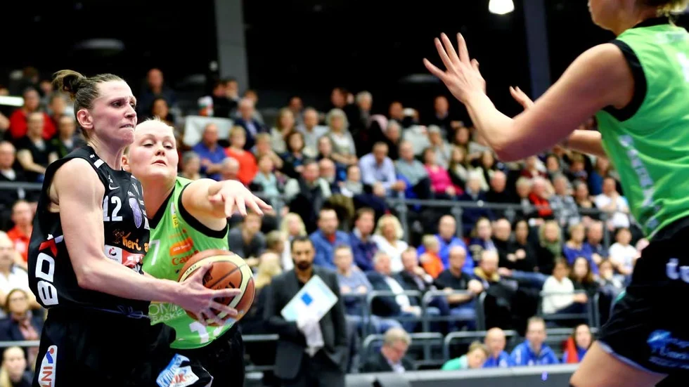 Fysiskt. Udominates Jessica Nilsson sänkte Anna Barthold i tredje perioden.