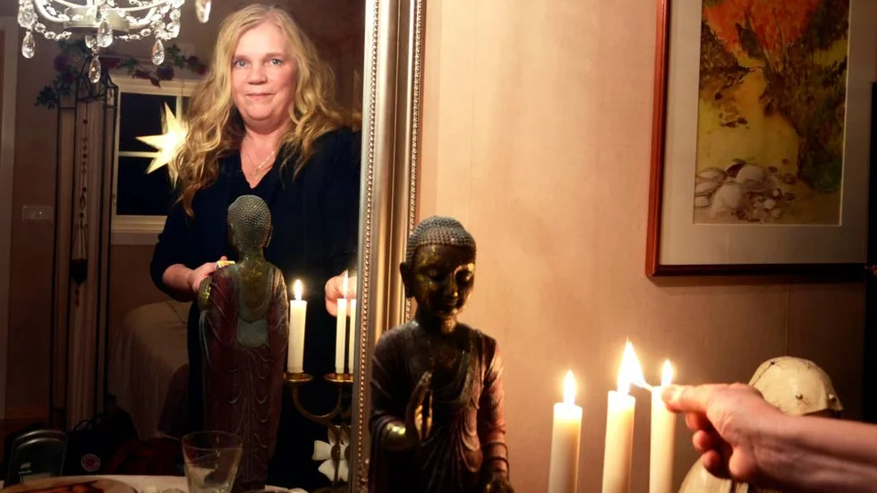 Vägleder. Regina Ainosdotter Mäki vill inte att människor ska agera endast efter hennes intution, utan ger vägledning och tips på hur det går att uppnå förändring i livet.