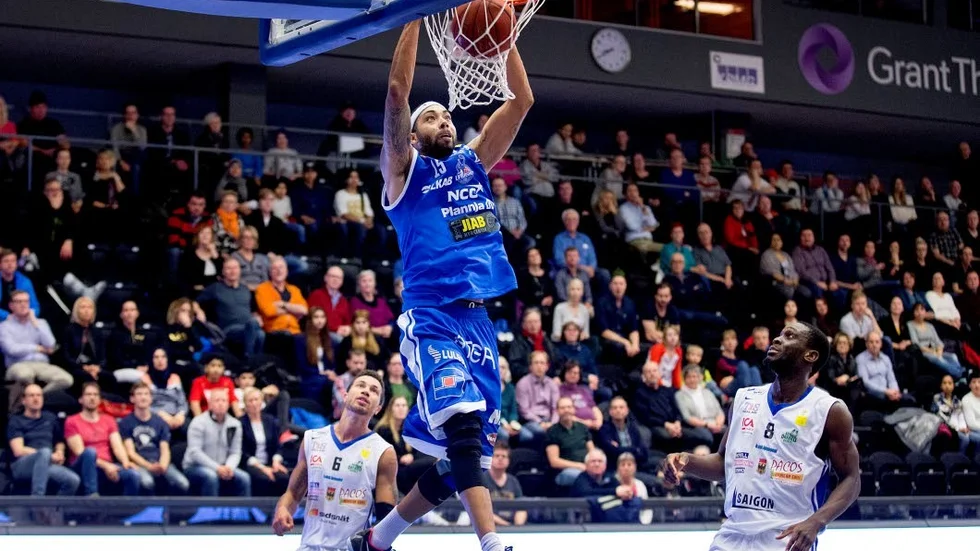 Dunkare. Jaraun Burrows bjöd på det mesta under segermatchen mot Örebro.