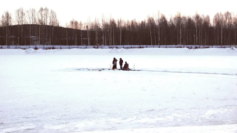 Vinterenheten dyker. Personal från I 19:s Vinterenhet började på torsdagsmorgonen att söka i vaken i Lill-Avan.