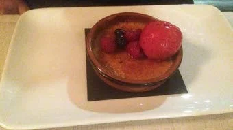 Frasig. Brûléen var perfekt tillagad med ett frasigt täcke. Hallonsorbén som serverades till smakade riktigt bra.