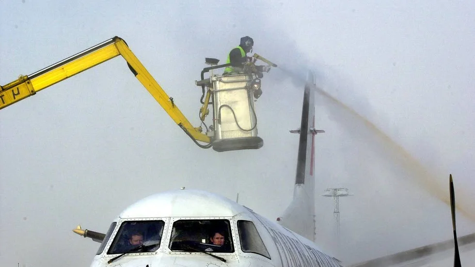 Böter. Vätska som används för att avisa flygplan har läckt ut i dagvattensystemet på Gällivare flygplats och nu får kommunen böta 50 000 kronor för utsläppet.