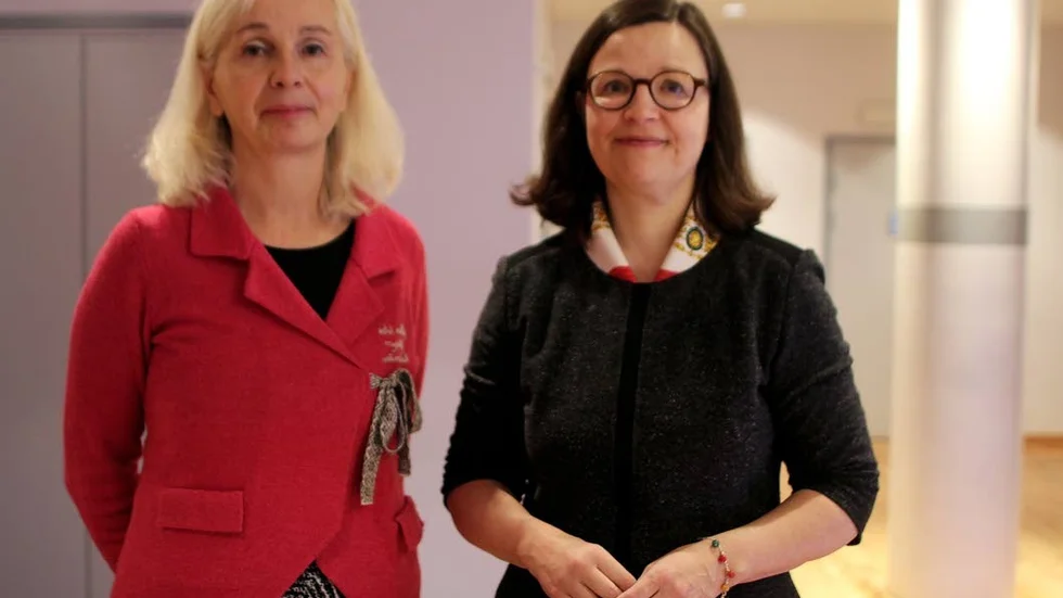 Inte sämre. Det finns ingen svensk statistik som visar att stora skolor är sämre än små. Det säger Skolverkets generaldirektör Anna Ekström (höger), här tillsammans med Skolinspektionens tillförordnade generaldirektör Helén Ängmo.