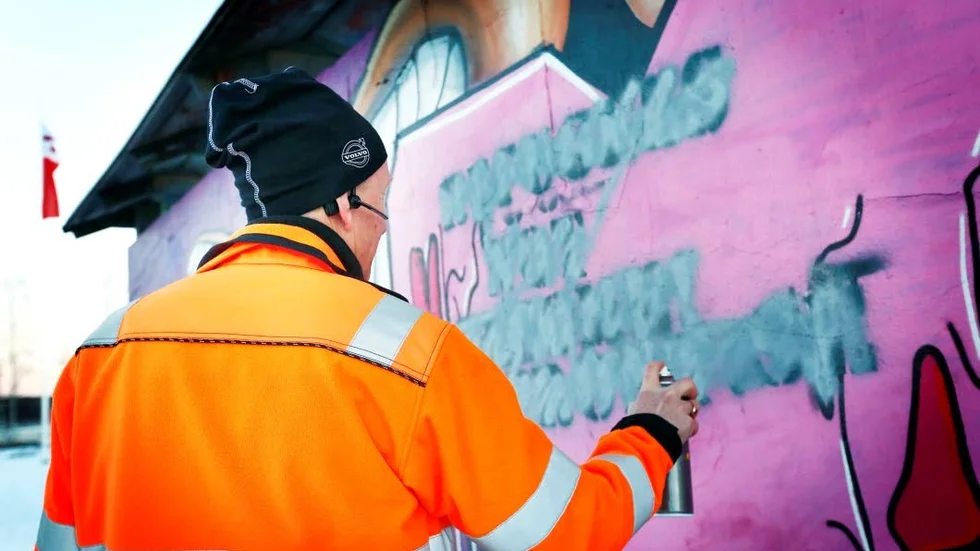 Tar bort.-Det här är rasism, det ska vi inte ha, säger klottersamordnare Ove Karlsson som sprayade över ett icke välkomnande budskap på klotterplanket vid OK inne i Luleå.