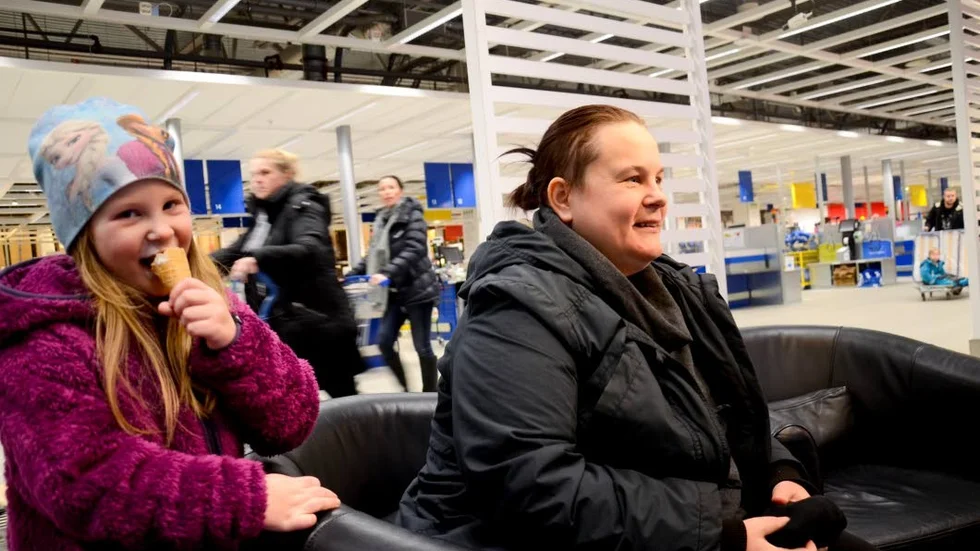 Fikapaus. Jessica Klasson och dottern Ella, 5 år tar det lugnt i Ikeas fikahörna under söndagen.