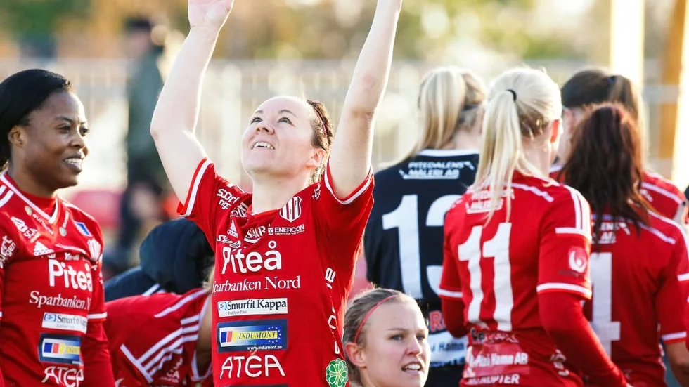 Ber om hjälp. June Pedersen vänder sig mot högre makter för att få hjälp i jakten på en Champions League-plats.