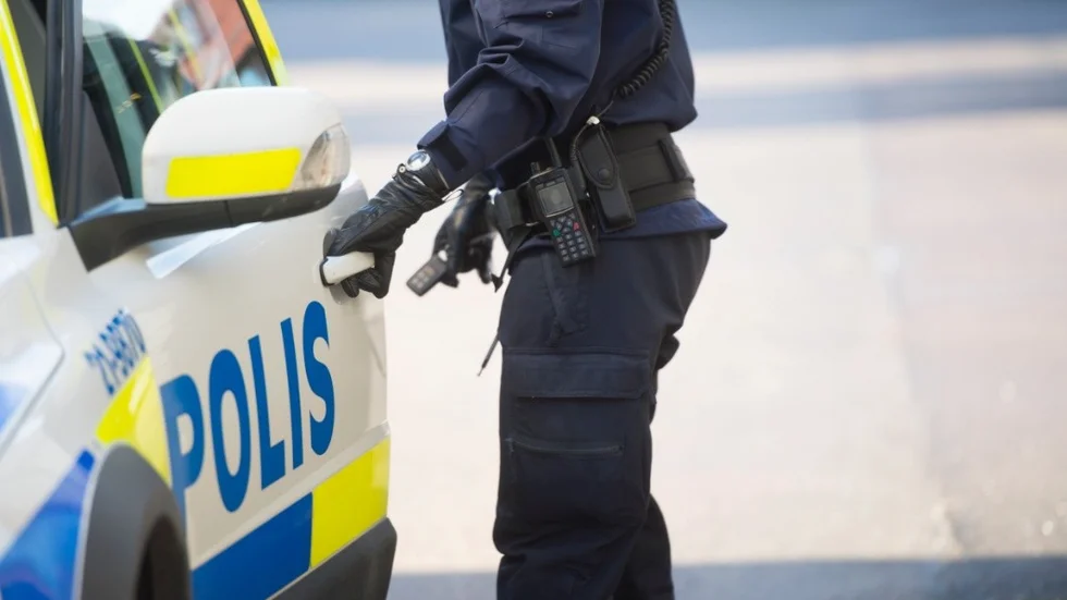 En polis öppnar dörren till sin polisbil 
Foto: Fredrik Sandberg / TT