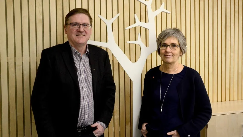 Kunskapens träd. Lars Alriksson (M) och Jeanette Väppling (V) ser fram emot byggandet av Kunskapshuset.