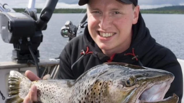 Och jägare. Micael Cermenius drivder körskola i Arjeplog, men är dessutom både jägare och fiskare. I onsdags kom han i närkontakt med en grann räv som han lyckades filma.