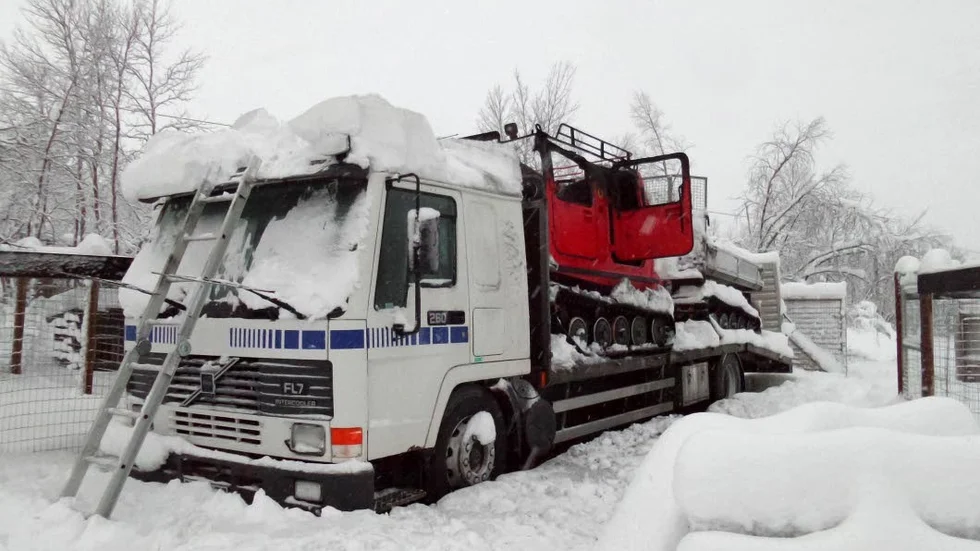 En bandvagn som stod parkerad på ett lasbilsflak fattade av hittills okänd anledning eld och stora mängder giftig rök spred sig över Kiruna.