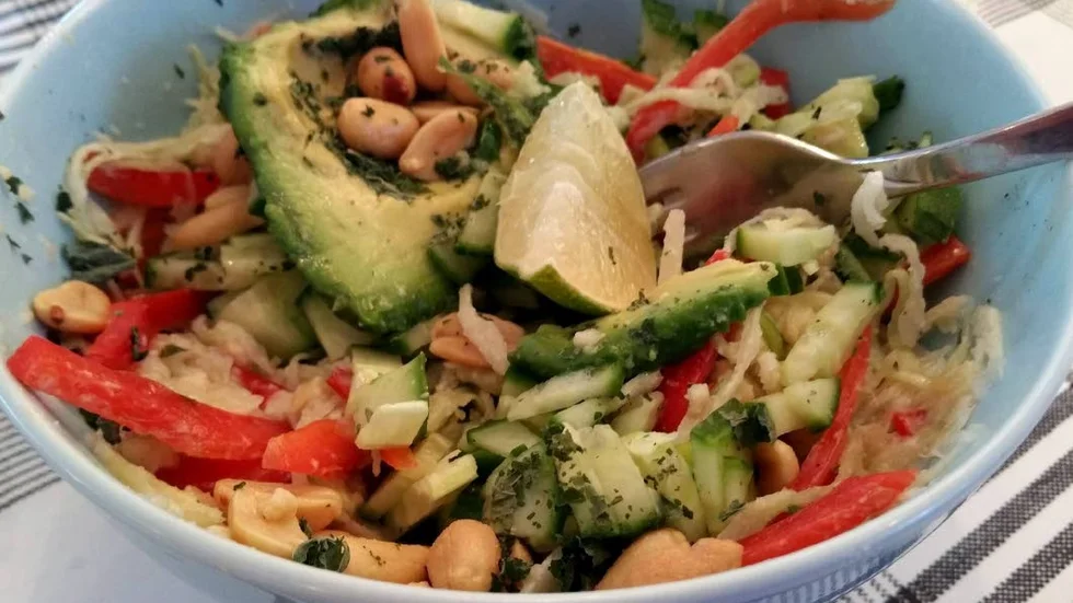 Grönt och gott. Vegetarisk och raw food-inspirerad variant av pad thai, där basen annars är nudlar. Våga testa!
