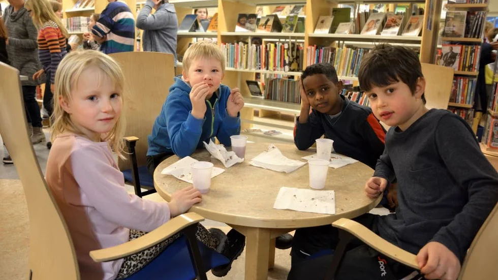Låntagare. Alva Mäki, Elias Enbuske, Masin Muhammed och Alfonso Beck-Andersson är flitiga låntagare på Tornedalens bibliotek i Övertorneå.