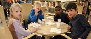 Här hyllar barnen sitt bibliotek