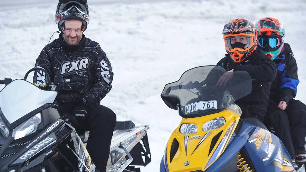Positiva. Tobias Rudström, Rasmus Henriksson och Hanna Orajärvi var ute på en skotertur i det varma vädret och de tyckte alla att hjälm vid skoterkörning är en självklarhet.