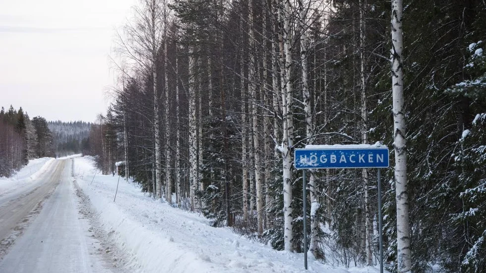 Väg 373. Den lilla byn Högbacken ligger en kilometer väster om olycksplatsen. Det är 7,5 mil till Piteå och 5,4 mil till Arvidsjaur.