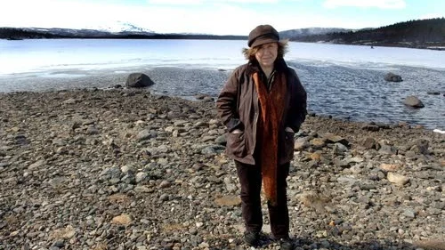 Fjällresa. Nobelpristagaren Svetlana Aleksijevitj på resa i Lappland i slutet av sina två fristadsår i Göteborg. Här på plats i Adolfström.