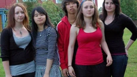 RÖR INTE VÅRA KOMPISAR. Minna Jonsson, Emma Sandström och Fanny Bergsten kämpar för att Anna och Eddy Nguyen och deras föräldrar ska få stanna i Sverige. Foto: Åsa Poromaa