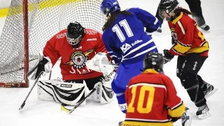 BÄST I LAGET. Luleå Hockeys 14-åriga målvakt Maria Omberg stoppade 54 skott mot gästande Sundsvall, men hennes lag förlorade ändå med knappa 2-3.