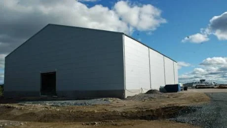 HANGAR I GUNGNING. Arbetet med att färdigställa Gällivares flyghangar har stoppats sedan det upptäkts att hangaren sjunker ned i marken. Åtgärder planeras och klart är att invigningen förskjuts minst en månad, till oktober/november. Foto: kenth Bergmark
