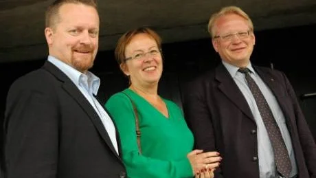 LÄNSBESÖK. Socialdemokraternas regionalpolitiske talesman Peter Hultkvist (th) besöker länet under två dagar. I Kiruna togs han emot av kommunalrådet Kenneth Stålnacke. Socialdemokraternas ordförande i Norrbotten Karin Åström deltog också i diskussionerna om bland annat stadsomvandlingarna i Malmfälten. Foto: Åsa Poromaa