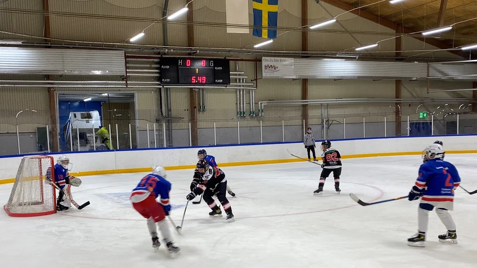 HC Wettern inledde invigningsdagen med poolspel för elvaåringar, här en av hemmalagets matcher. Det är en känsla av nytt och fräscht i det nyrenoverade ishockeytemplet.
