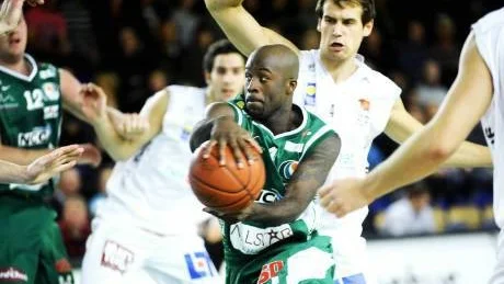 MURARE. Brandon McKnight och Plannja gjorde en otroligt stark match defensivt borta mot Örebro och vann med 69-49.