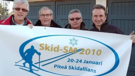 SKIDOR OCH MUSIK. Den 20-24 januari arrangeras skid-SM i Piteå. Håkan Marklund håller i de musikaliska kringarrangemangen, Garry Jonsson och Tommy Sundqvist från Lions i skid-SM och Sven-Erik Pajala är generalsekreterare.