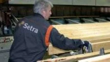 VÄCKER FRÅGOR. Sveaskog, som äger hälften av Setra, vill ta över hela sågverksbolaget. Det väcker frågor kring vad Sveaskog i så fall vill göra med de två öde sågverken på Seskarö och Lövholmen.Foto: Jonas Hansson