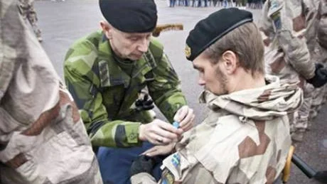 MEDALJERAD. David Ström som skadades i Afghanistan medaljerades av Överbefälhavare Sverker Göranson.