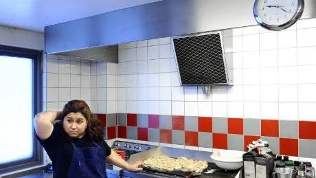 MYCKET ATT GÖRA. Kerry Thorell har fullt upp i köket. Hon sköter hela restaurangen helt själv och det gäller att allt är klart då de första lunchgästerna kommer.