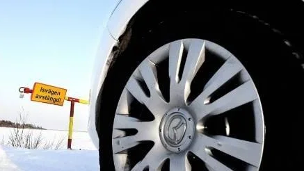 STÄNGT FÖR TRAFIK. I år har Luleå kommun ännu inte kunnat öppna isvägarna som utgår från Hindersöstallarna och det finns risk för att e inte kommer att kunna öppna i vinter. Isarna är helt enkelt för dåliga.
