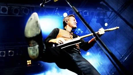 GLAD. Tomas Ledin var på sitt allra folkligaste humör på Luleåkalaset.