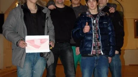 ÄNTLIGEN. Skateintresset i Gällivare har saknat en lokal alltsedan Bygget i Malmberget stängdes. I torsdags var det byggstart för en ny inomhusanläggning i Gällivare Folkets hus. "En lämplig kommentar är äntligen! Jag har varit med och kämpat för det här sedan bygget-tiden och nu är det äntligen dags", säger Benny Öderyd, längst till vänster, som gladdes med David Larsson, Folkets hus- föreståndaren Torbjörn Lindkvist, Henrik Burck och Kristoffer Sundkvist.