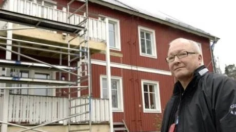 SÄKRA BALKONGER. Sven-Ove Lindqvist konstaterar nöjt att arbetet med balkongerna är igång. De som inte rasat säkras och den som rasade byggs upp på nytt.