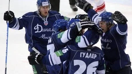 DÄR SATT DEN. Johan Harju, till höger, har haft en tung start i Dynamo Moskva men i gårdagens match gjorde han ett av lagens mål i 6-2-segern mot Amur. Parhästen Linus Omark, till vänster, var snäppet värre och stod för två fantastiska soloprestationer i sann Omarkanda.