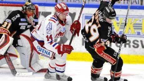SVÄNGIGT. Det spelas en svängig match i Coop arena på torsdagskvällen. Luleå och Timrå har haft varsina 20 minuter.