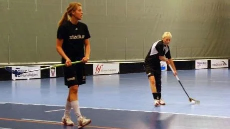 Sista träningen. Mimmi Åkerlund och Hanna Palmér, IBK Boden, på sista träningen inför dagens seriepremiär i Uppsala.Foto: Simon Jakobsson