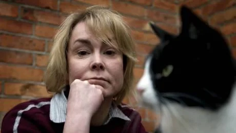HYLLAD OCH IFRÅGASATT. Med sin Myggor och tigrar blev Maja Lundgren en vattendelare på kultursidorna 2007. "Obehaglig grundton av illvilja" skrev Svenska Dagbladet. "Bredsida mot mansmaffian" Sydsvenskan och "Rapport från en spottkopp" Göteborgs-Posten. I Expressen hyllade Maria-Pia Boëthius "vår tids rebell" Maja Lundgren.