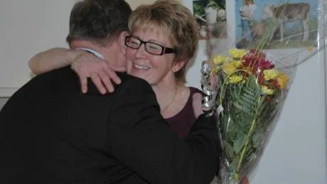 GRATULERADE. Siv Kero fick blommor och kram från kommunalrådet, Bengt Niska som lovade att återkomma med en penninggåva närmare jul. senare.