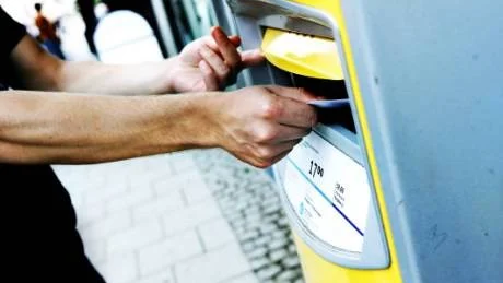 inte lika lätt. Det kan bli svårare att hitta en postlåda för in- och utrikesbrev i framtiden då posten plockar bort 80 stycken  i länet. "Men det ska inte påverka ortsbefolkningen", lovar Mikael Fältmark, distriktschef i Norrbotten. Dessutom blir brevinkastet mindre på de nya lådorna. Något som enligt Posten ska göra posthanteringen säkrare.Foto: Sara Moritz