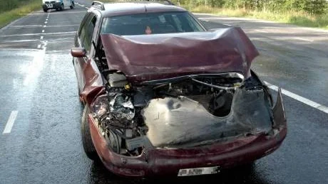 SERIEKROCK. Föraren till den här bilen misstänks för drograttfylla och för att ha förorsakat seriekrocken med tre andra bilar i anslutning till rondellen vid vattentornet i Öjebyn.
Foto: Jonas Hansson