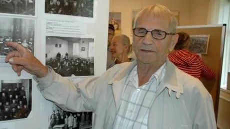 ÄLDST. Knut Wallin, 91 år minns sin barndoms skola i Törefors, på klassfotot är han åtta år.