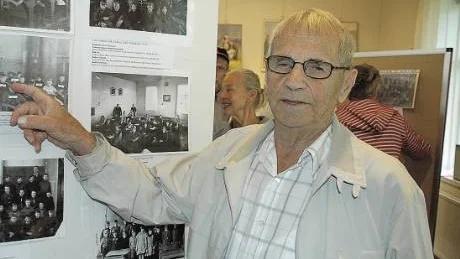 ÄLDST. Knut Wallin, 91 år minns sin barndoms skola i Törefors, på klassfotot är han åtta år.